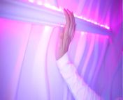 Секс с красоткой в неоновом свете